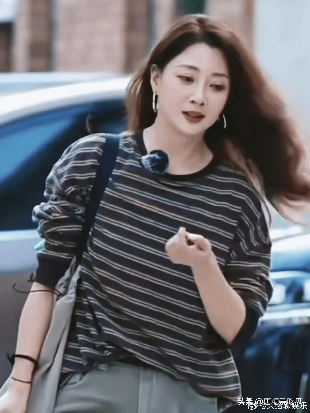 我不懂
殷桃为什么一直不红
她47岁了，没有结婚，没有谈恋爱，没有生孩子，也没有