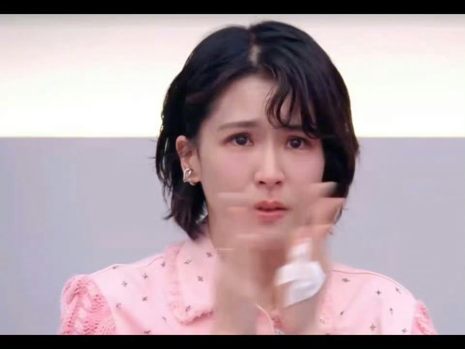 #晚安咪语##黄灿灿一开口曾沛慈就哭了#好感性一沛慈，姐姐们的情义是节目最珍贵的