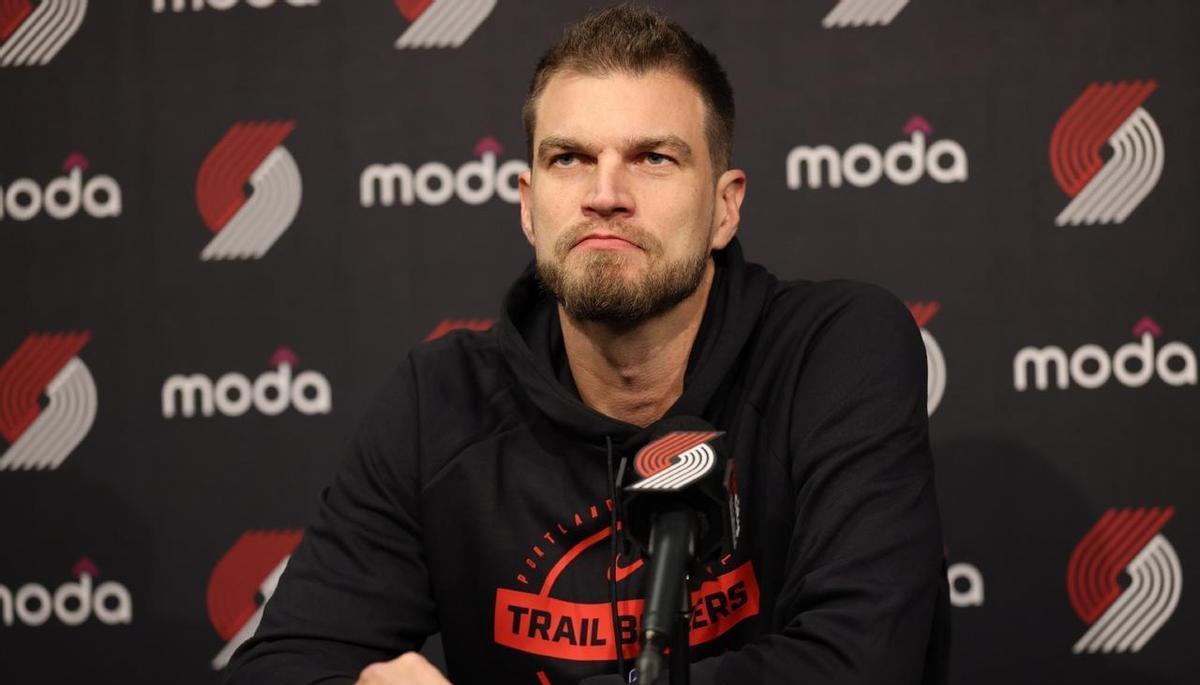 你上次看见中锋在三分线外犹豫时，对方已经完成快攻了。
2023年季后赛用数据扇了