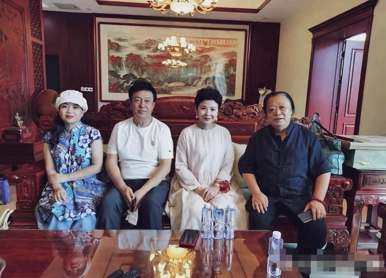 三位歌唱家的同框合影，从左到右张也，吕继宏，董文华。
张也面相最富态，董文华瘦了