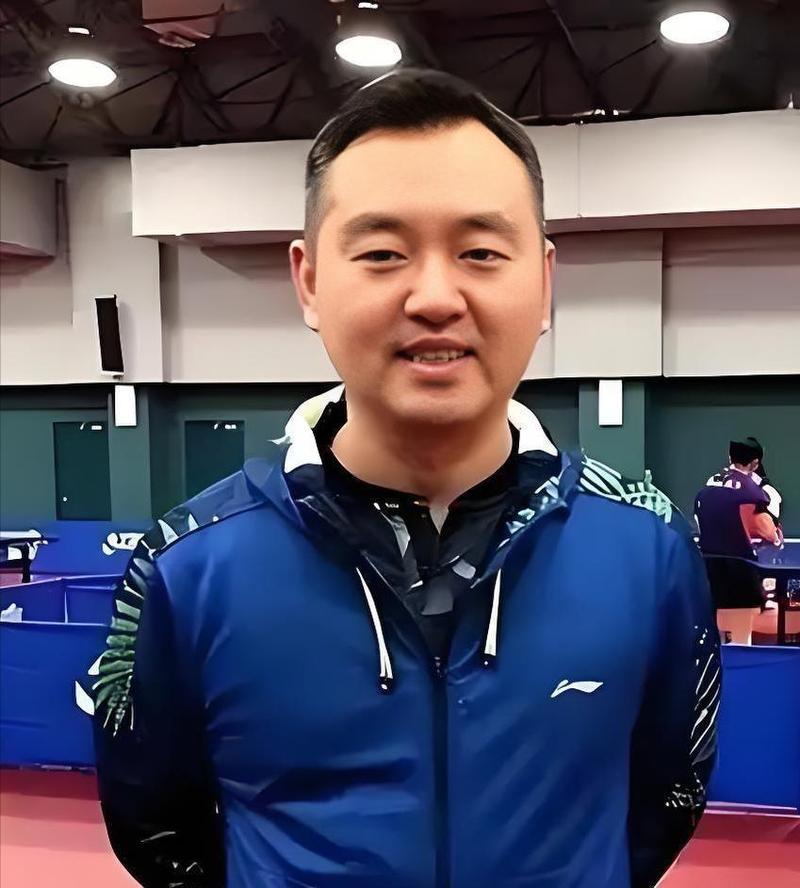 孔令辉近况
 
离开国乒九年的孔令辉如今日子过得低调踏实，常年往返重庆、郑州、哈