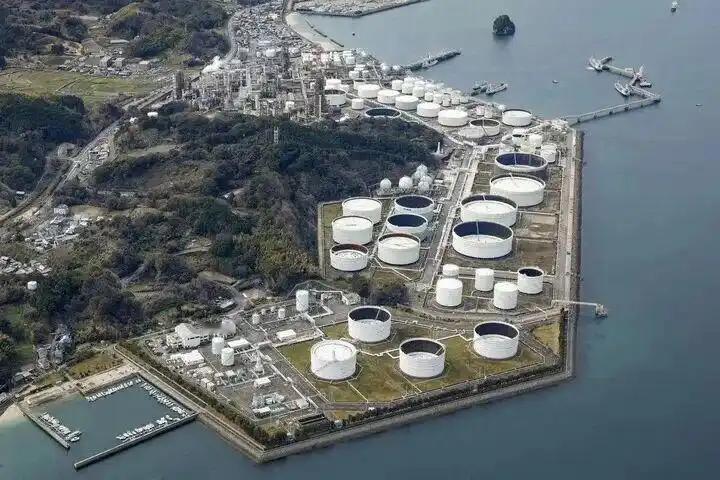 日本硬气了整整两年，一口咬定不买俄罗斯石油，结果现在彻底慌了神，罕见重启采购，连