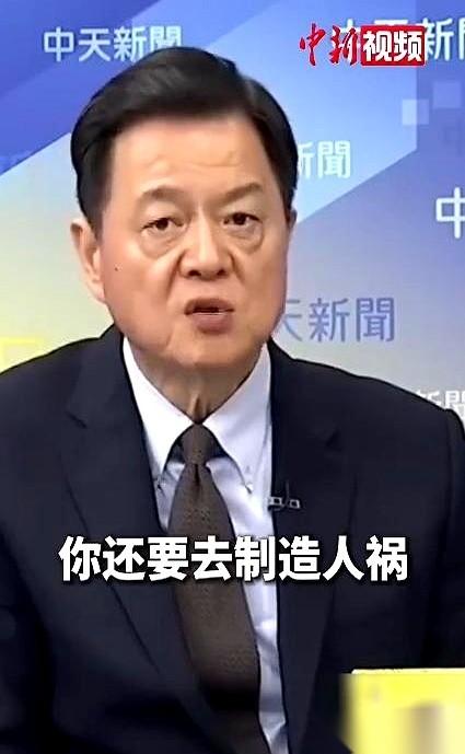 灾难现场，地震吞噬了55条生命，还没找到的人数还在往上跳。镜头扫过那些破碎的屋脊