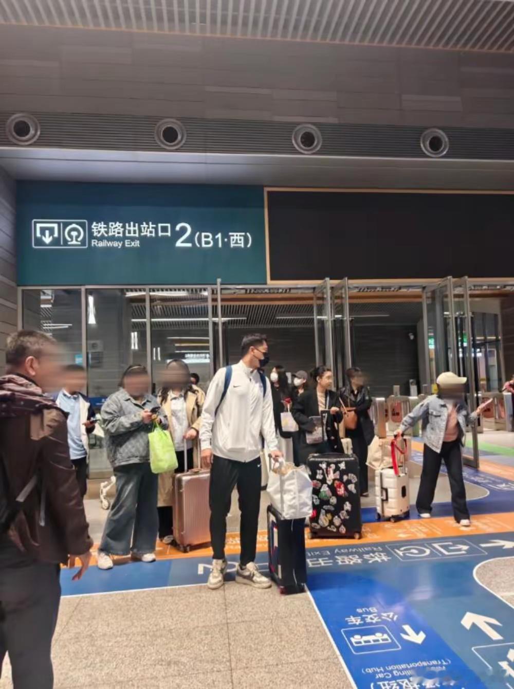 王雷和妻子从老家返京，胸肌饱满很有男人味，与李小萌年龄差明显！！！ ​​​
