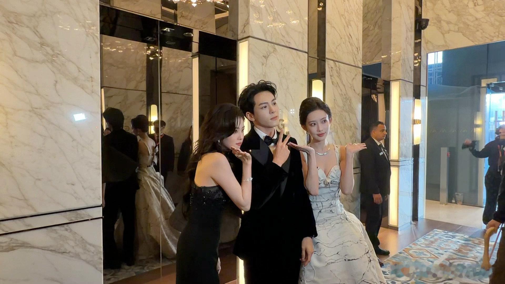 曾舜晞躲C那张合影放出来了 笑不活了！躲C名场面高清图来啦，三人精致自然超养眼，