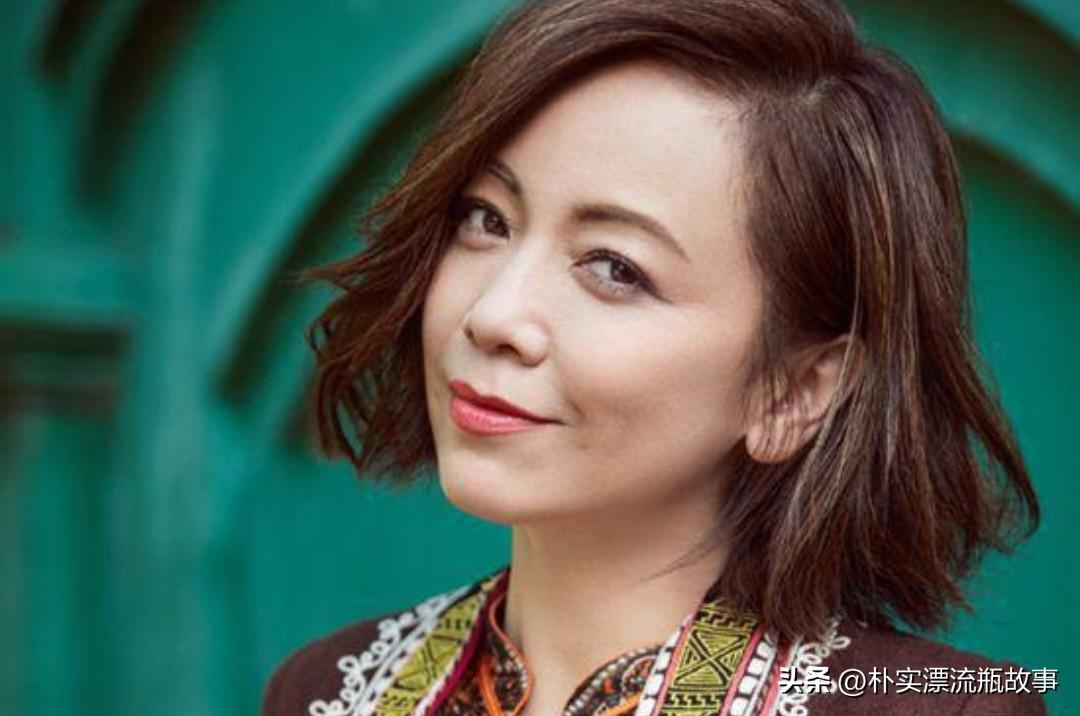 2004年，邓萃雯站在TVB台庆颁奖礼的后台，手里攥着那尊本该属于她的视后奖杯模