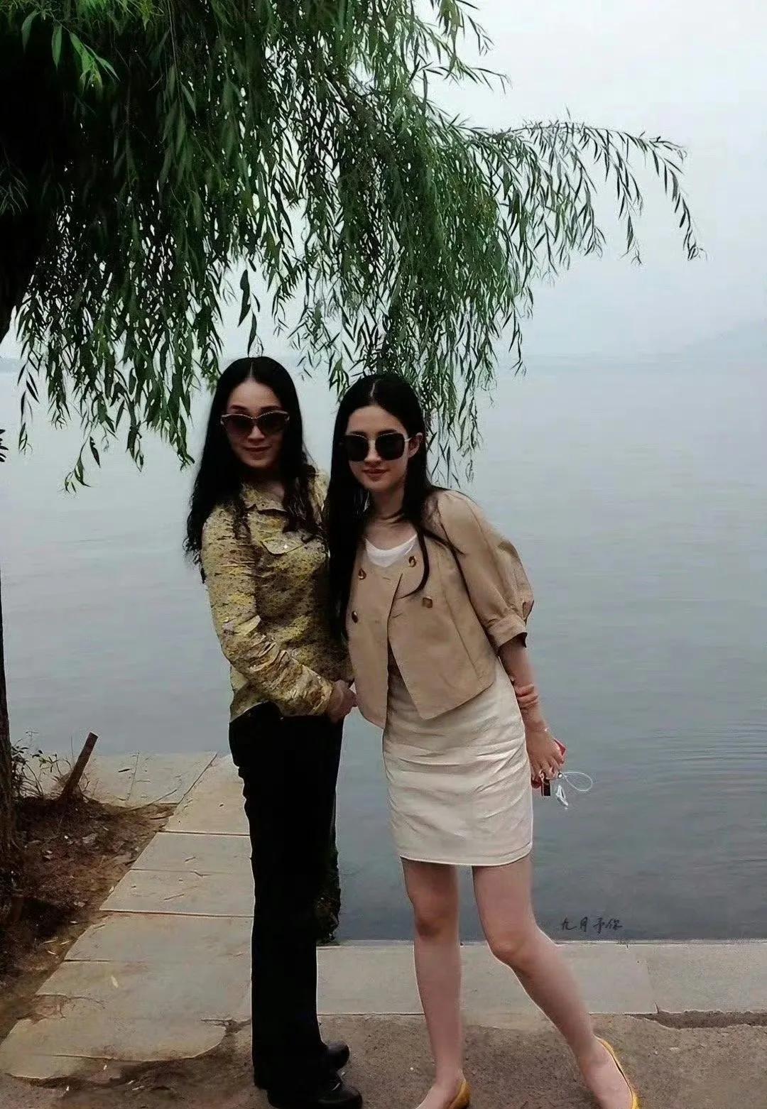 刘亦菲和她小姨一起游玩武汉东湖，你还真别说，她小姨这个身材也是妥妥的超模身材，大