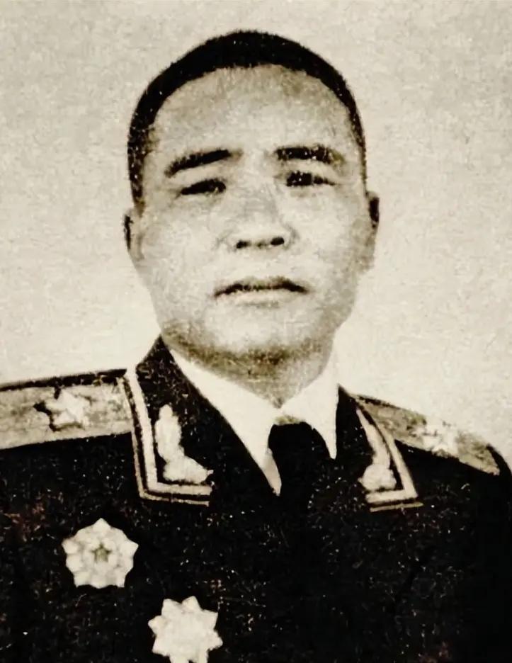 1950年，恩施军分区司令员王定烈乘车去剿匪。途中听说参谋出发前打了高架电话，他