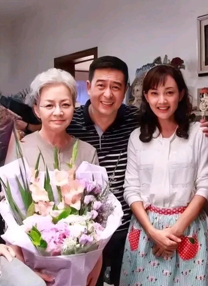 宋丹丹，张嘉译，右边这位美女是谁？看着这么眼熟。