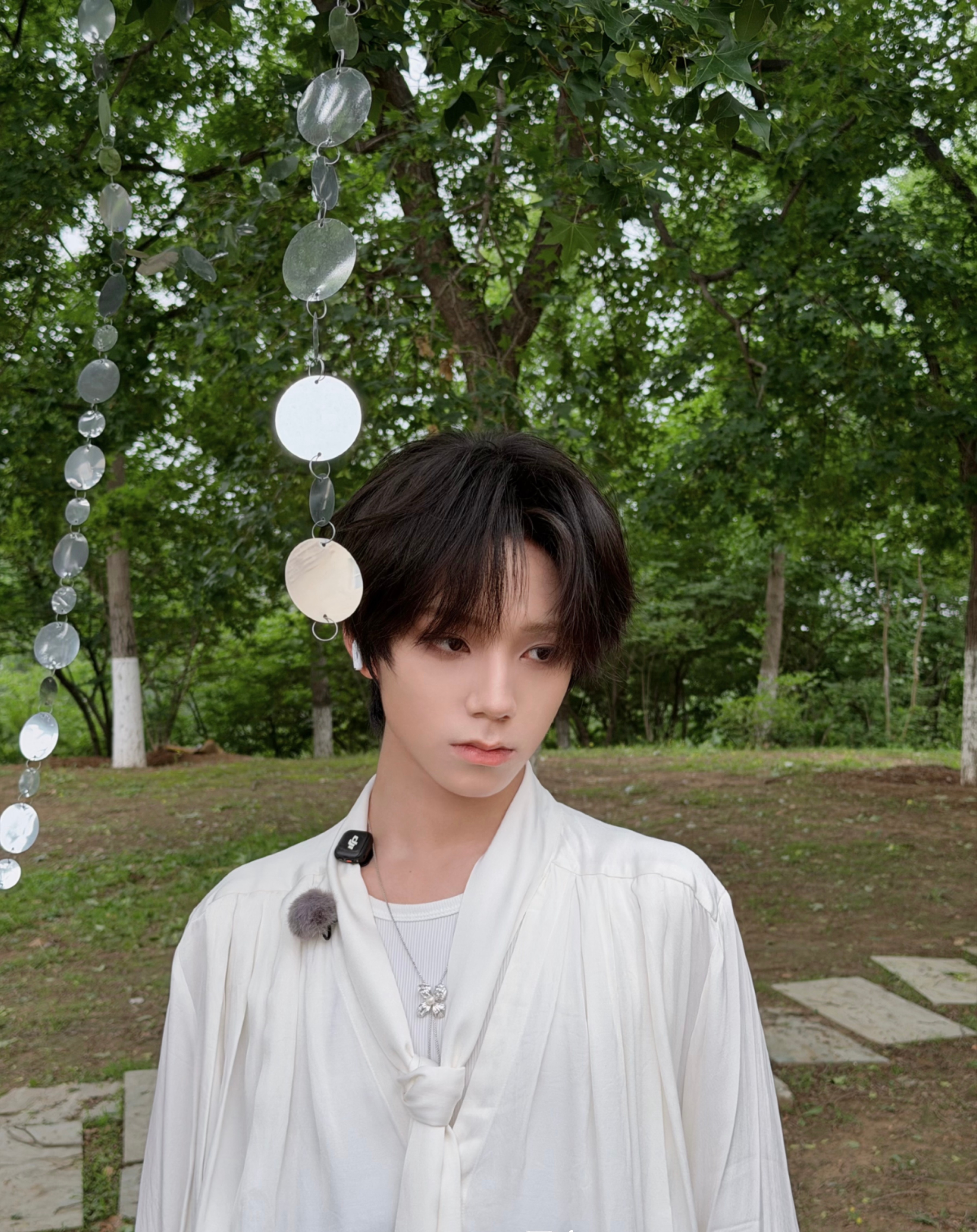王橹杰林间白衣少年 王橹杰高会更新一张照片随手一拍都是画报质感，被这个林间白衣少