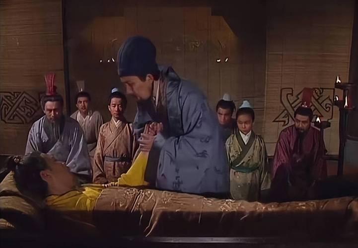 上联：曹操病逝洛阳城
下联：庞统命丧落凤坡
下联：刘备命殒白帝城