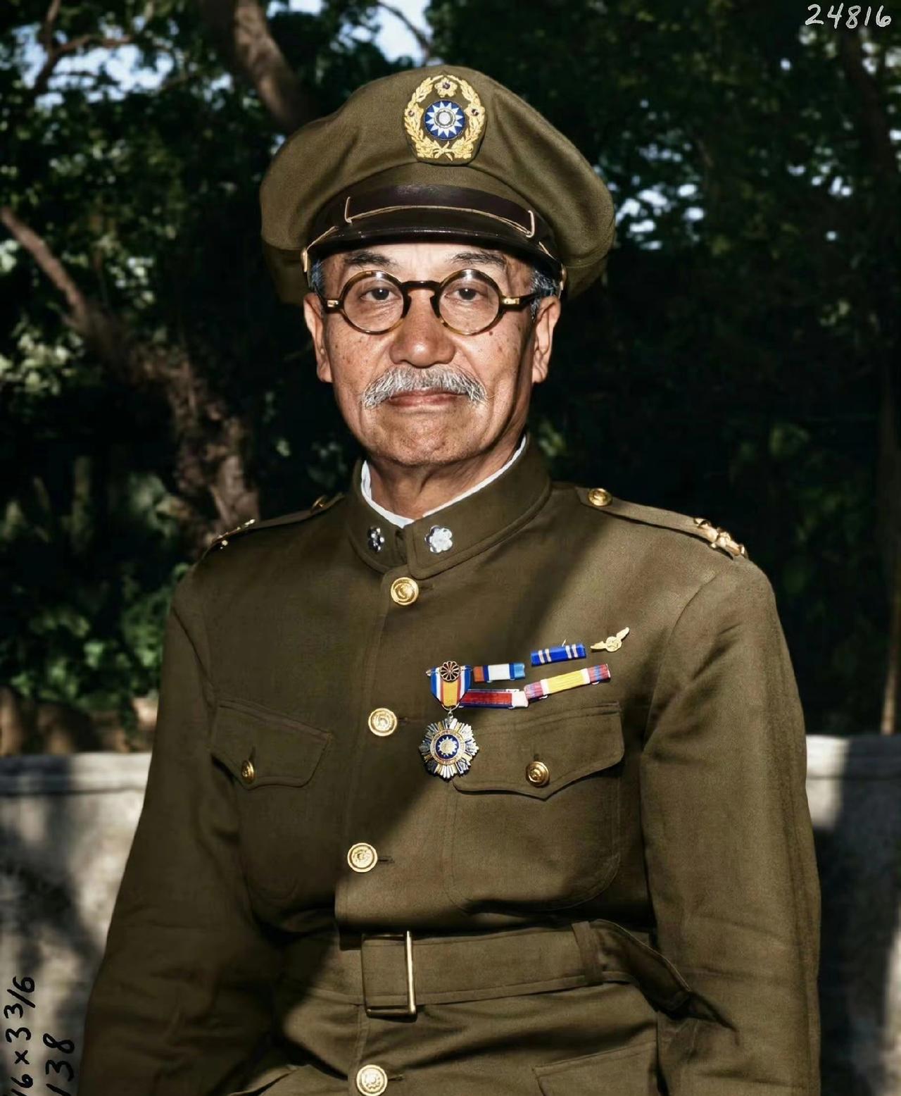 历史真实的阎锡山
 
这才是历史上真实的阎锡山。
 
一身军装时，他是坐镇山西的