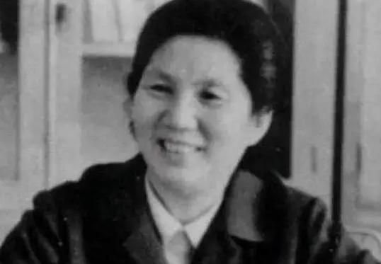 她是国民党少将的女儿，中国第二位女副总理，晚年却带着遗憾去世。陈慕华，国军少将之