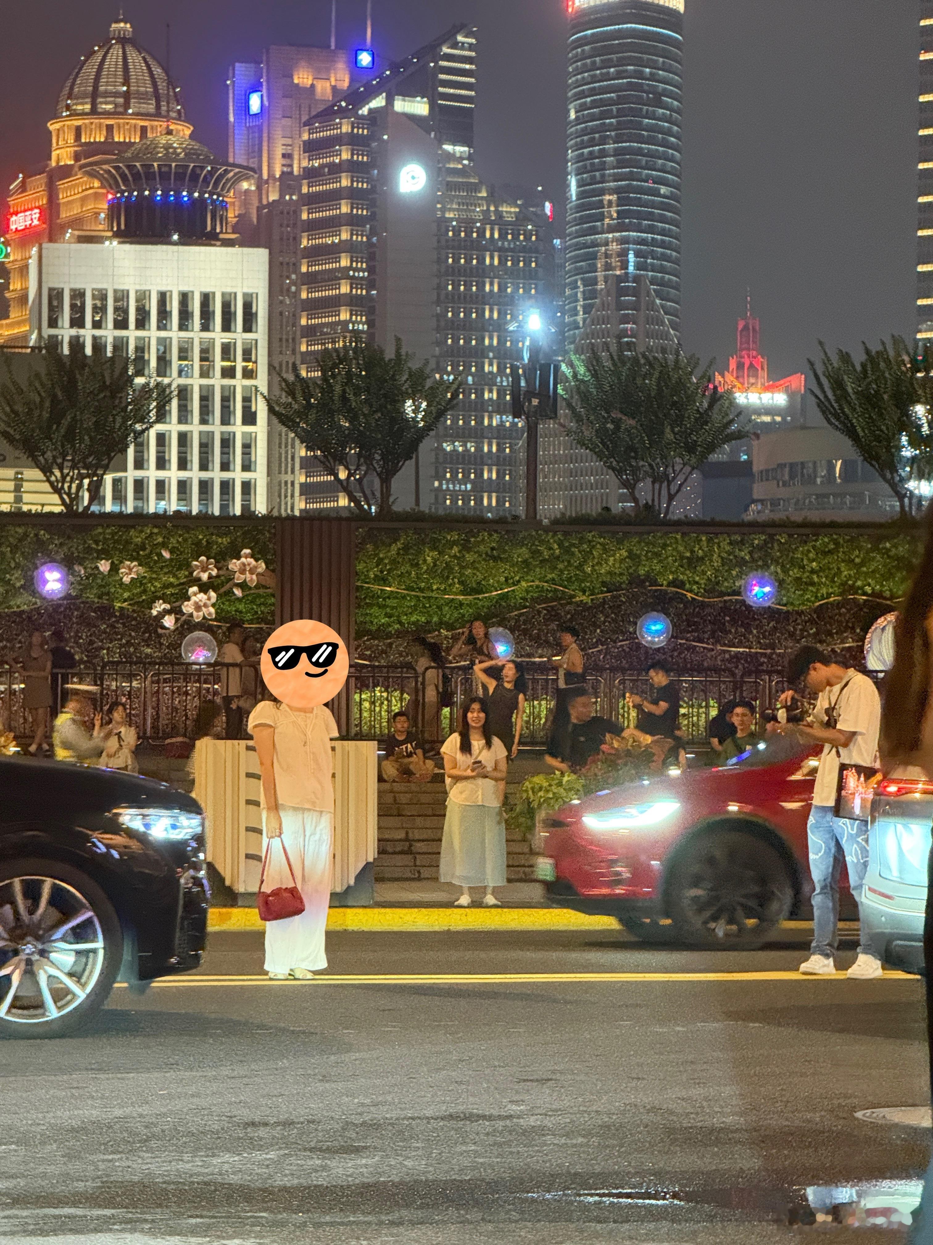外滩绝佳观景机位街边拍拍照打打卡还可以理解但是直接站在马路中间拍照打卡旁若无人的