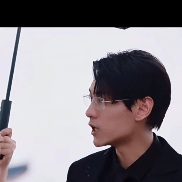 奶爸和嫂子正躺在床上失望的看着洗脚水妹 