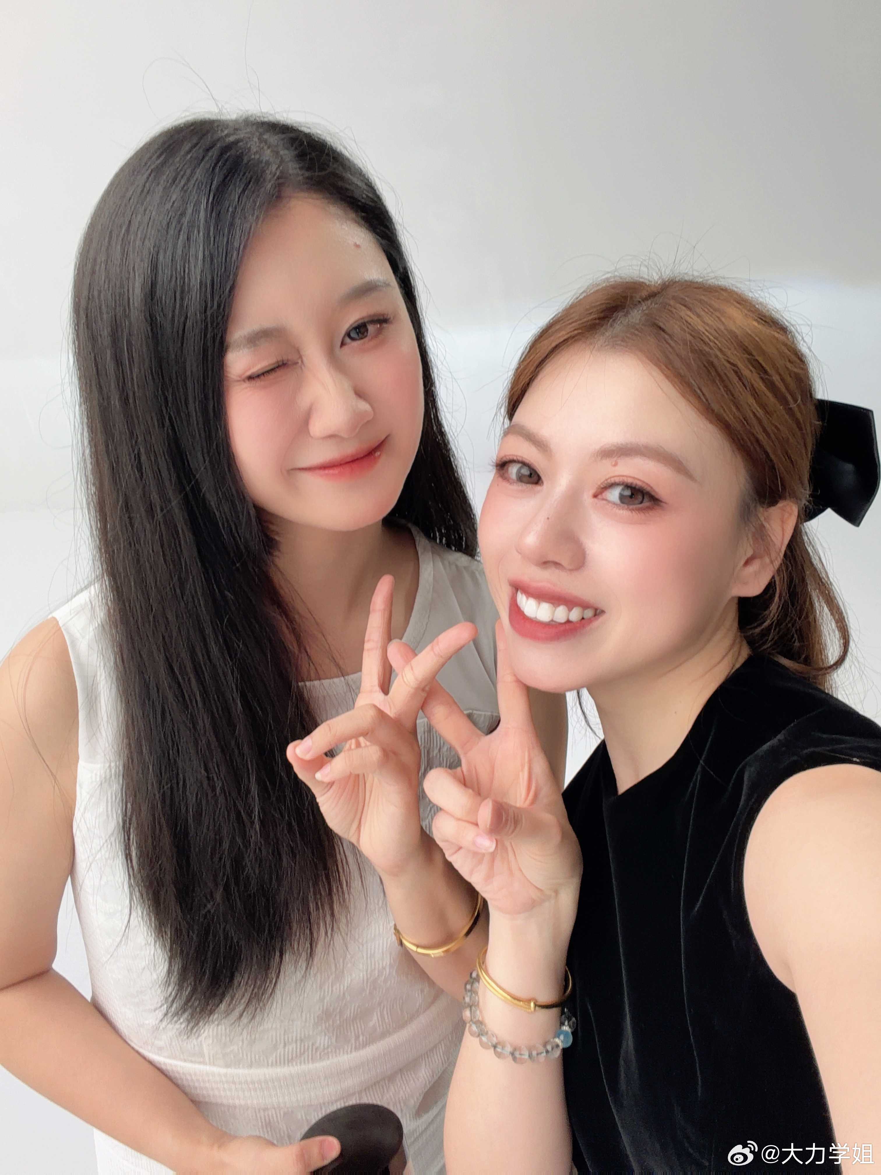 跟女明星们的贴贴日常面要见，照要拍工作也得手拿把掐继续赶路啦~ 广州