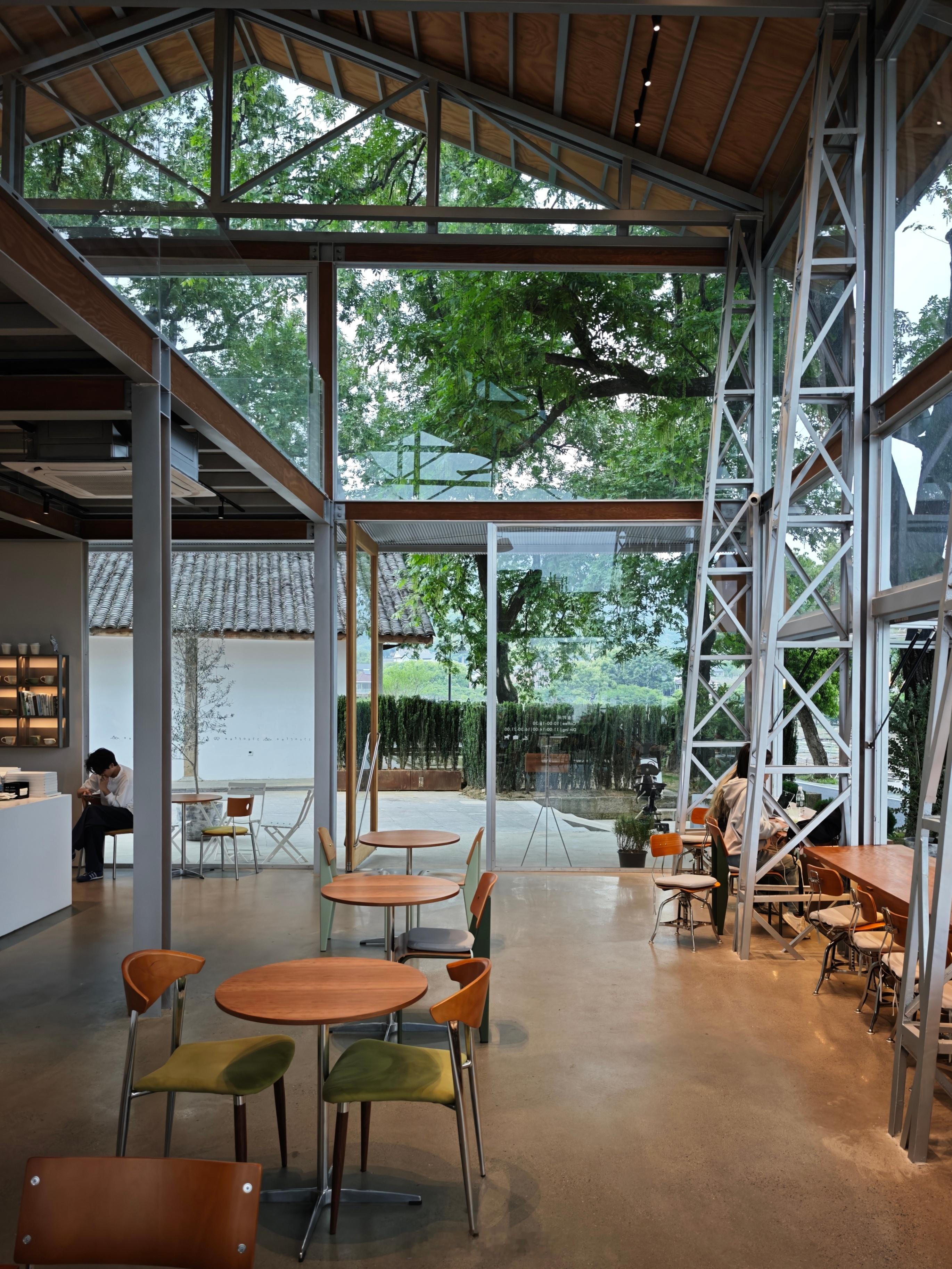 33 Coffee龙坞店，隔了这么久来，到了现场才发现，原来边上就是杨府庙，还有