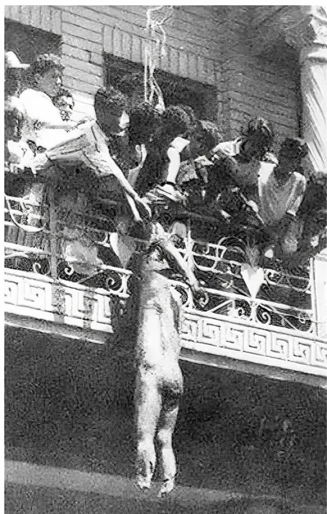 这是1958年，被处决的伊拉克国王，费萨尔二世，一张罕见的遗容，照片中的他被愤怒