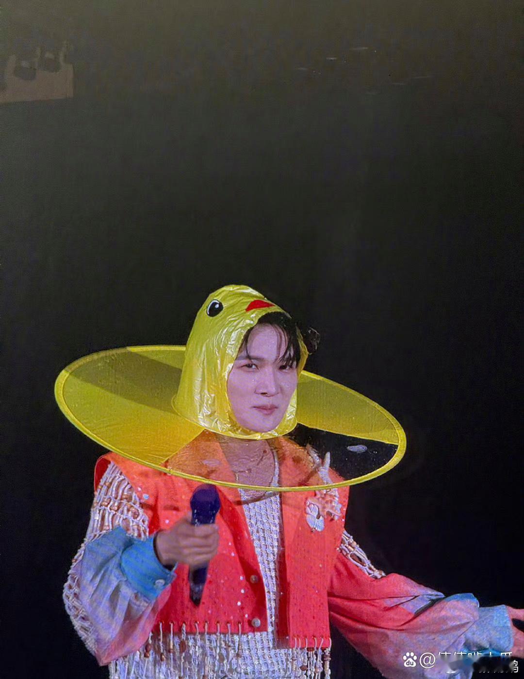 让周深笑不活了，粉丝让你穿雨衣，没让你穿这一款啊 ​​​