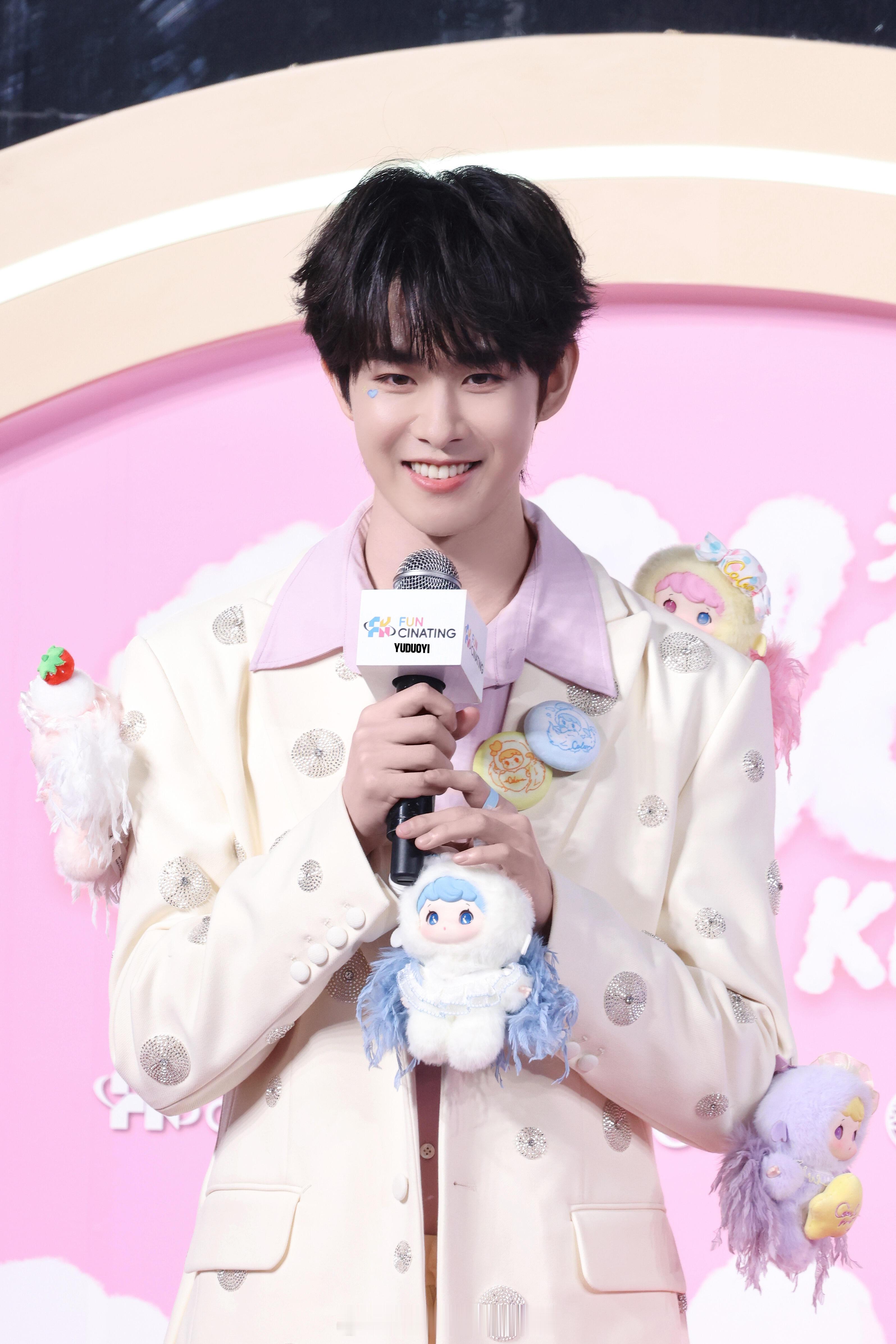 新年的第一个盲盒是田嘉瑞帮我拆的这个田嘉瑞完全是萌物来的，线下活动送粉丝盲盒，就