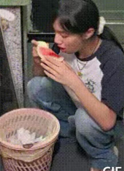 这谁家孩子吃到瓜皮还不仍？真是天赐的福气，女儿是小棉袄，爸爸回家看见这一幕心痛坏