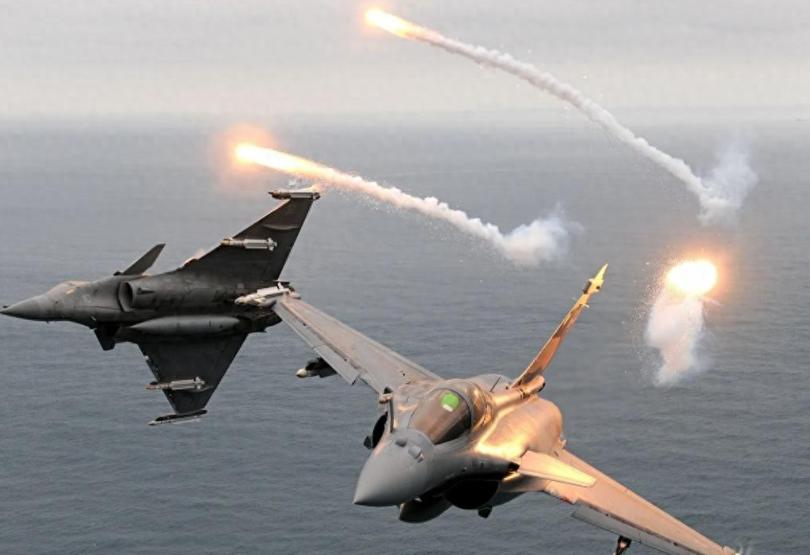 美军为营救坠机飞行员，紧急派出A-10攻击机前出掩护，这款曾被誉为低空霸主的战机