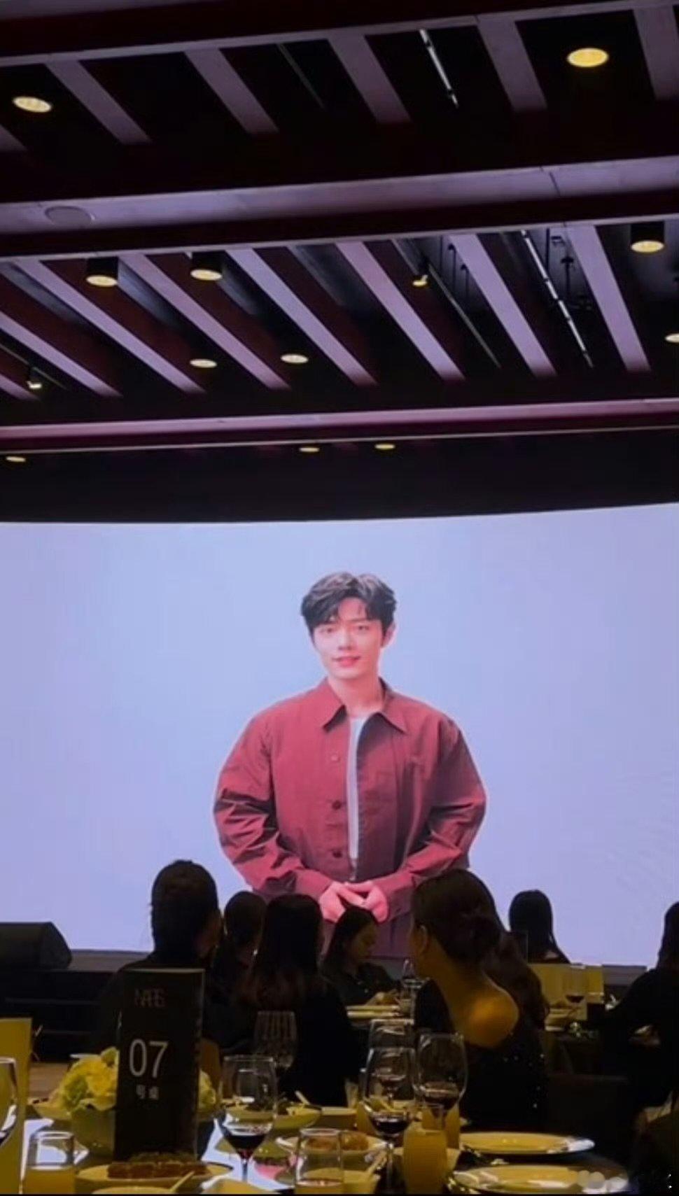 肖战年会新年祝福肖战在NARS年会送新年祝福啦