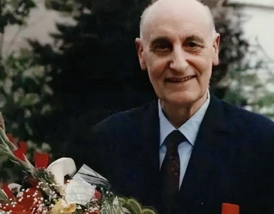 法国空军司令的儿子米里拜尔，从1976年开始无偿资助中国学生留学，只有一个要求，