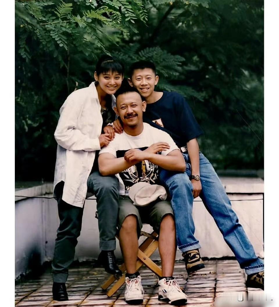30多年前在北京的一个普通瞬间，竟定格了华语影坛最绝的“颜值巅峰”！
 
那年姜