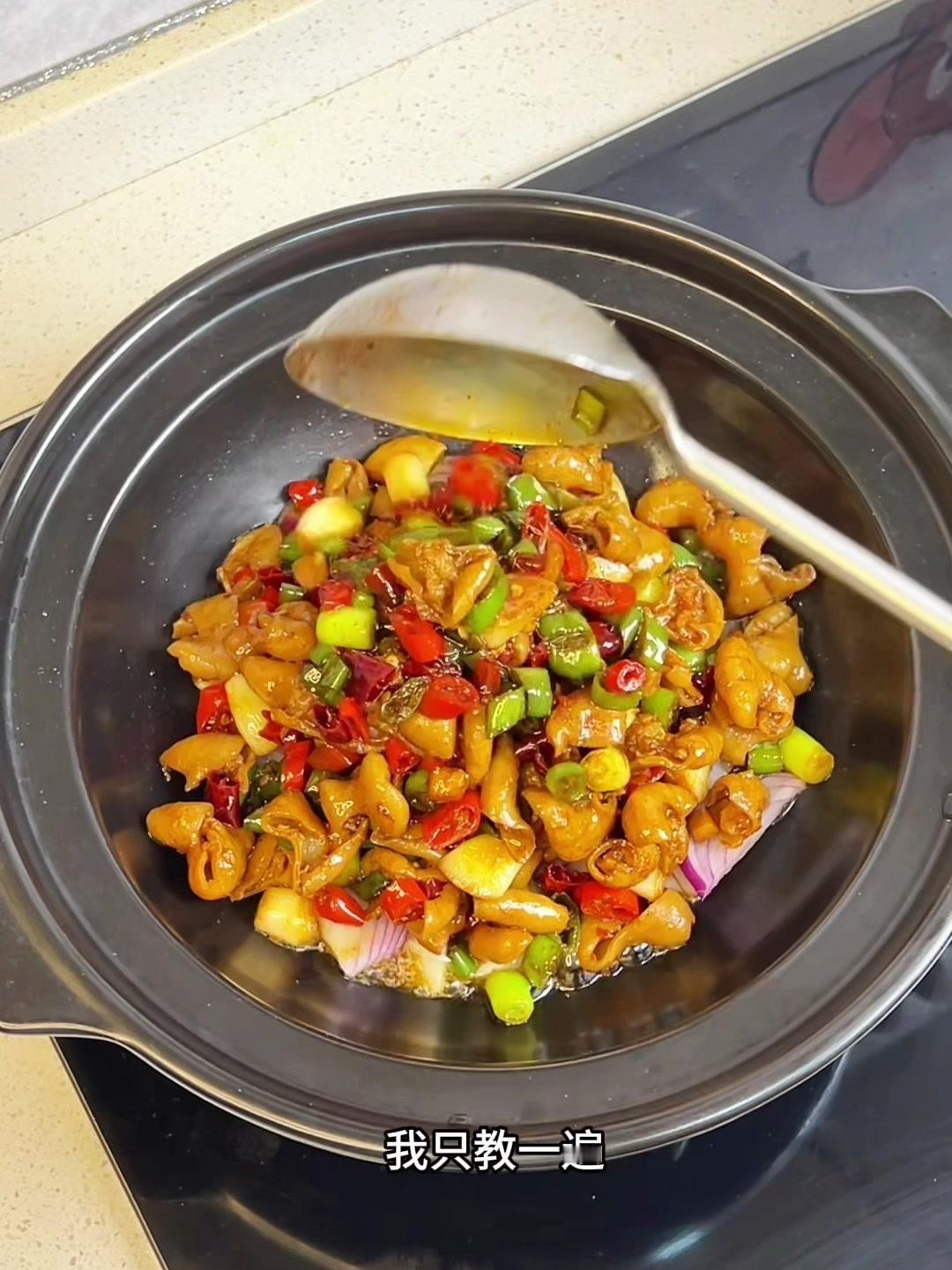 🔥小炒肥肠，我只教一遍！

1️⃣肥肠倒进高压锅，放入生姜、桂皮、高度白酒，上
