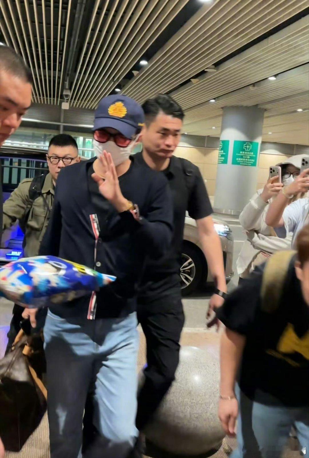 吴世勋面对诱惑就这样用手弱弱抵抗，实则包里已经装满浪味仙了[泪奔] ​​​