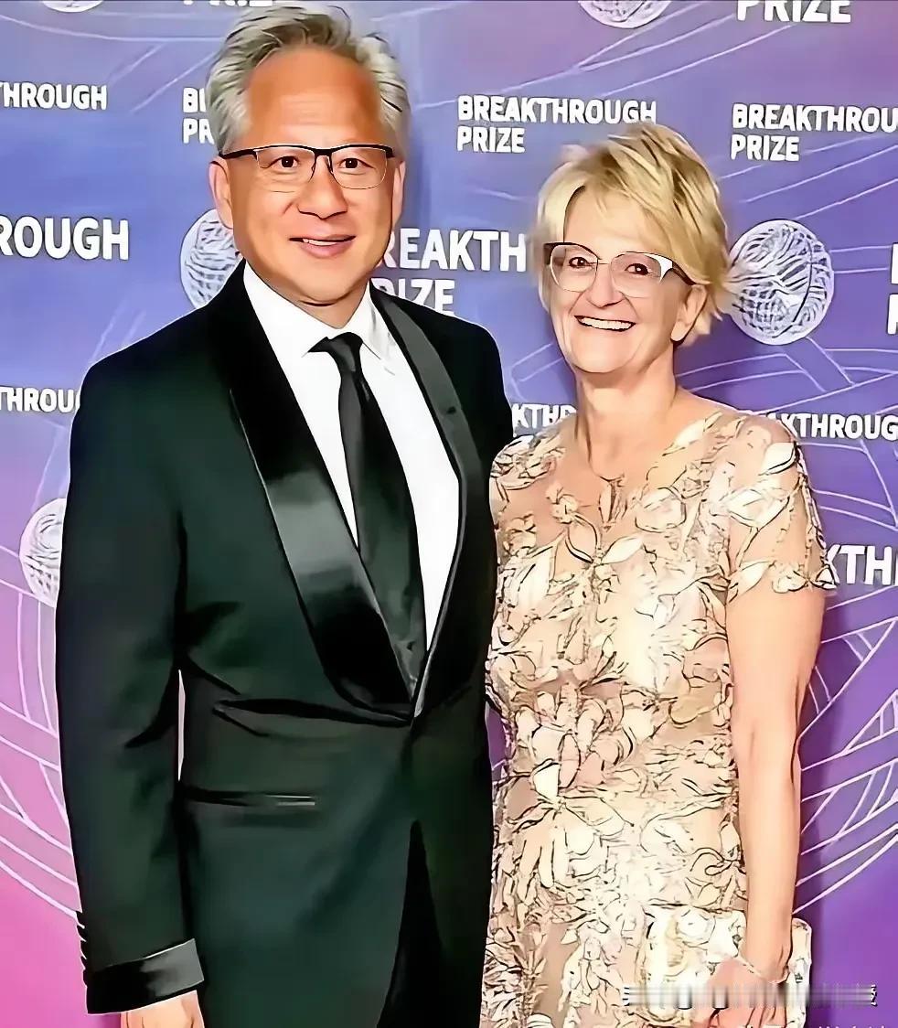 黄仁勋和张雪能成功都有一个共同点，就是有个不离不弃的好妻子。
 
世人只知道黄仁