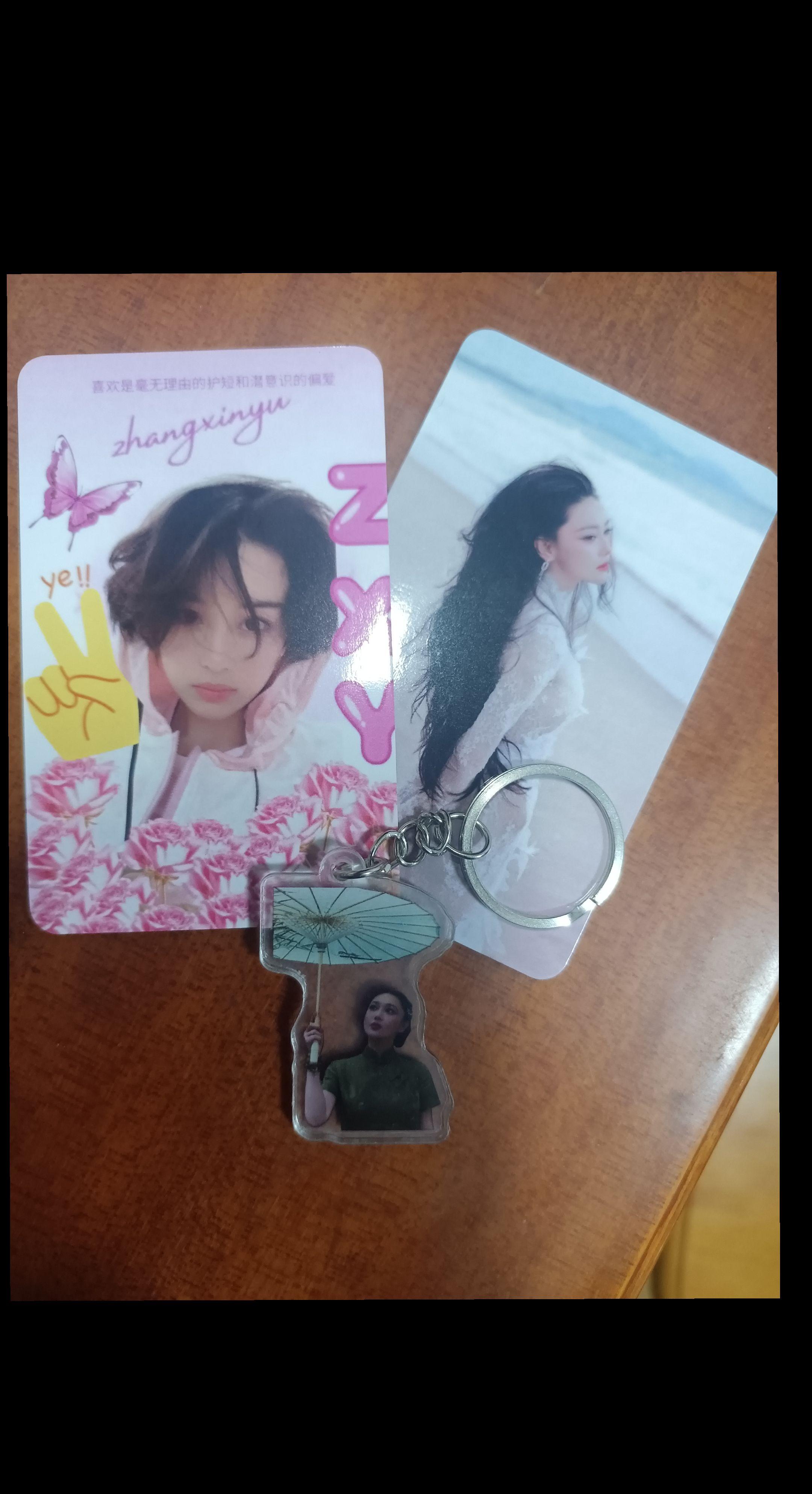 为明年线下见面准备，哈哈😊，部分物料展示，到时候是随机发的，每个收到...