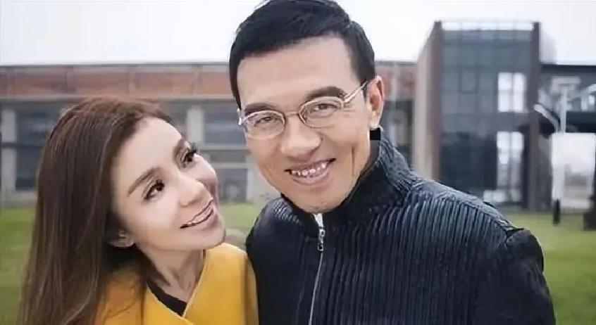 2004年，王志求婚朱迅，朱迅有些措手不及，呆呆地问了王志一句：“那你有病吗？”