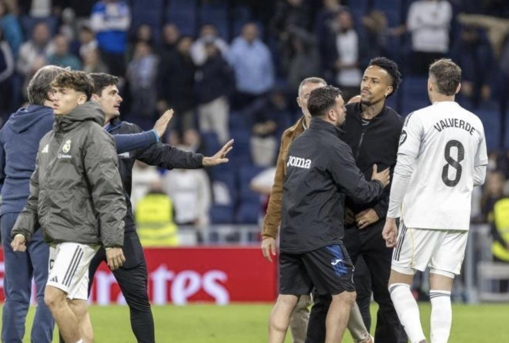 维尼修斯又在“搞事情”。
赛后本场未登场的赫塔费后卫恩约姆与维尼修斯爆发冲突。恩