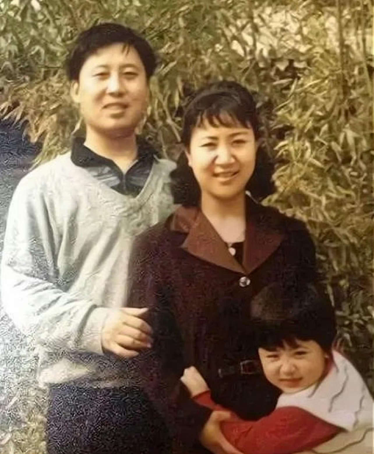 杨紫和妈妈长得太像了 杨紫的手半天没出来 