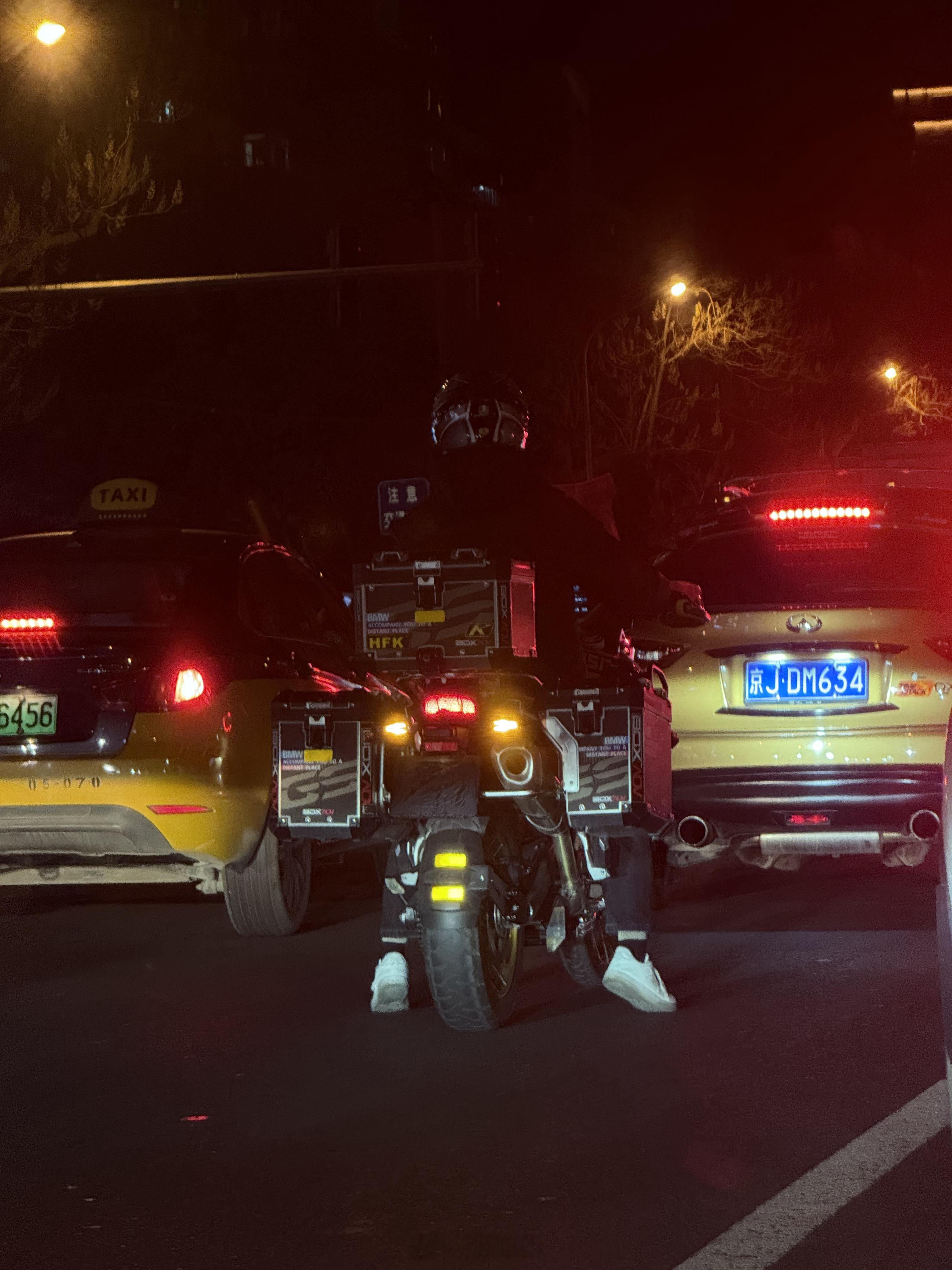 北京的摩托车环境早晚得被这帮傻逼毁了……（19点40分在南磨房路） 