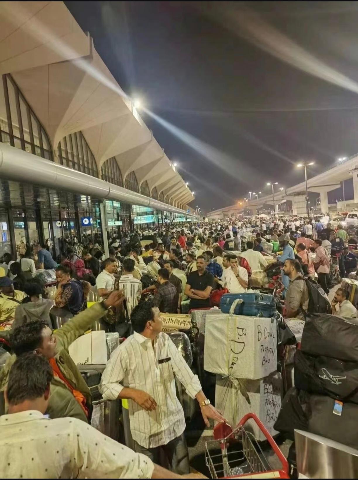 终于见识到！
原来在战争面前，任何人都无法置身事外
李茂和弦子原本去迪拜度假，却