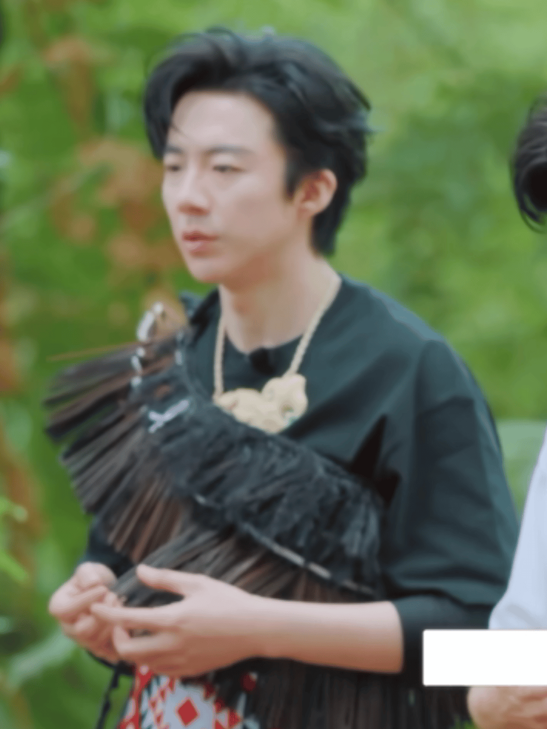 看出来很喜欢这件衣服了，手没停过，一直摆弄这个须须哈哈哈哈哈哈 刘宇宁地球超新鲜