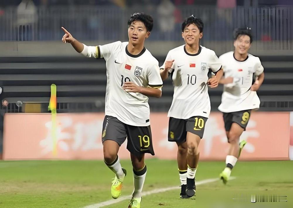 17岁，26号，零出场。
去年夏天签约西班牙莱里达，合同签到2027年。球衣背