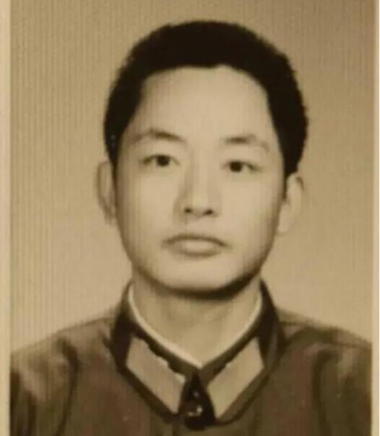 1984年，一名我军排长在山中巡逻时，突然发现三名解放军战士向他靠近，并向他打招