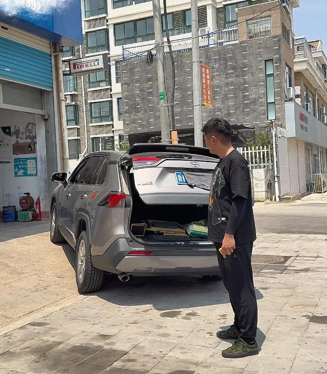 就停在门口这么一个小斜坡，车行李箱盖门就关不上了！[笑哭][笑哭]
把车倒回平整