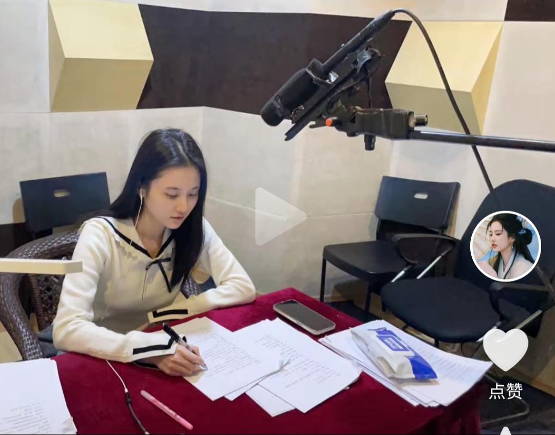 在配音工作中的张慧雯，素颜也这么漂亮！