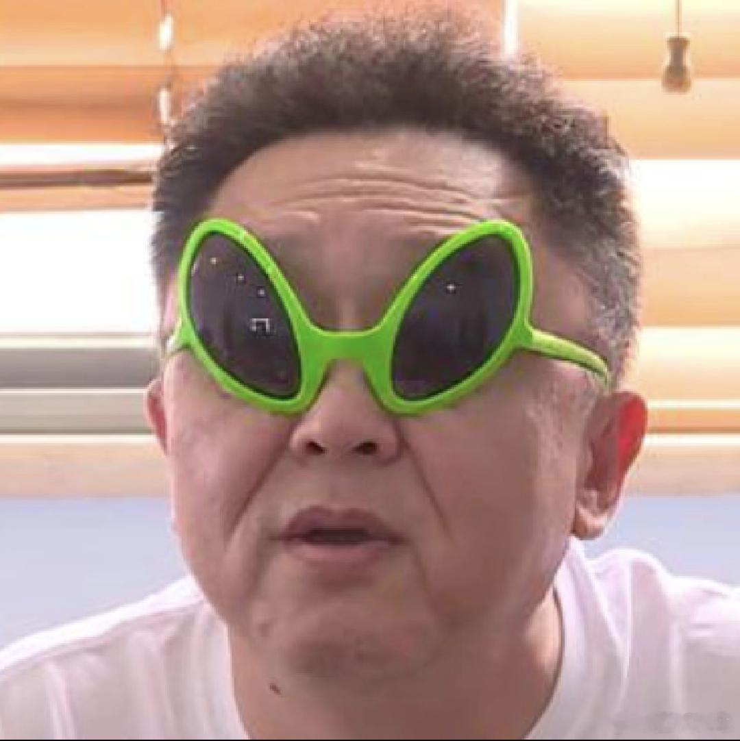 于谦的叛逆期持续了50年 别人到岁数开始保温杯泡枸杞早睡早起，于谦反倒沉迷网文通