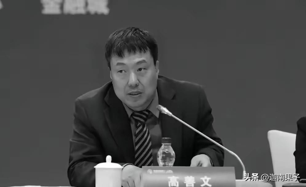 经济学家高善文说：
“掌握生产力的人，适合出海。掌握生产关系的人，适合留在国内。