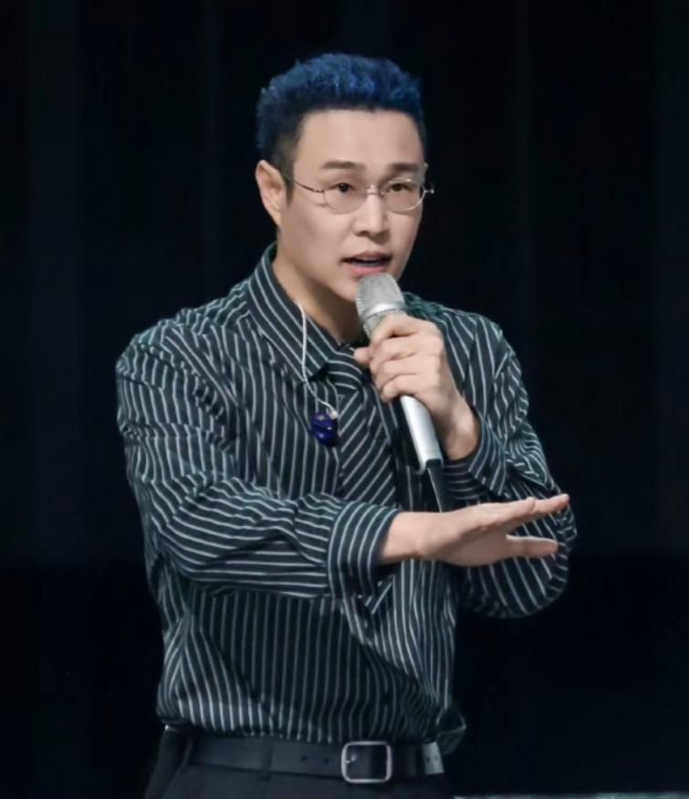 单位的一把手，大领导：主要工作是把握大方向。
不是揪住某个细节。
不是，严查某个