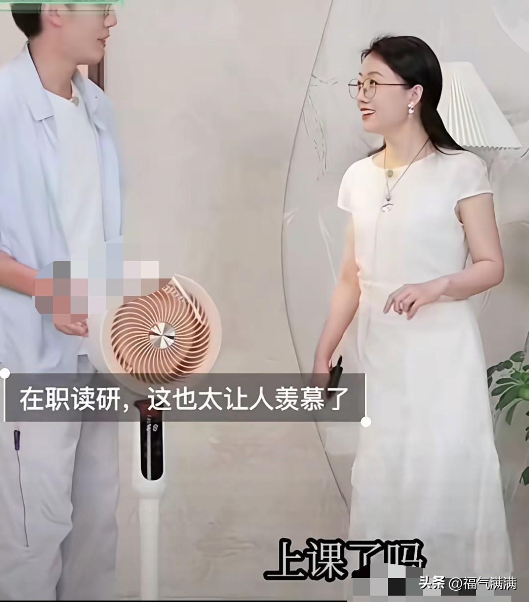 潇潇问鹏鹏上课了吗，
语气跟家里姐姐似的，
稳当又自然；旁边盼盼要是也在，估计早