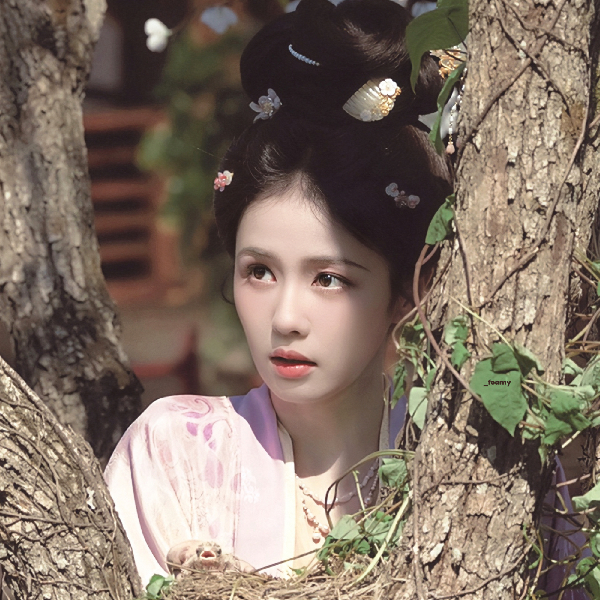 白鹿[超话]  🍃🪺💐星星醉酒到处跑 月亮跌进深海里 我以前从未觉得人间如