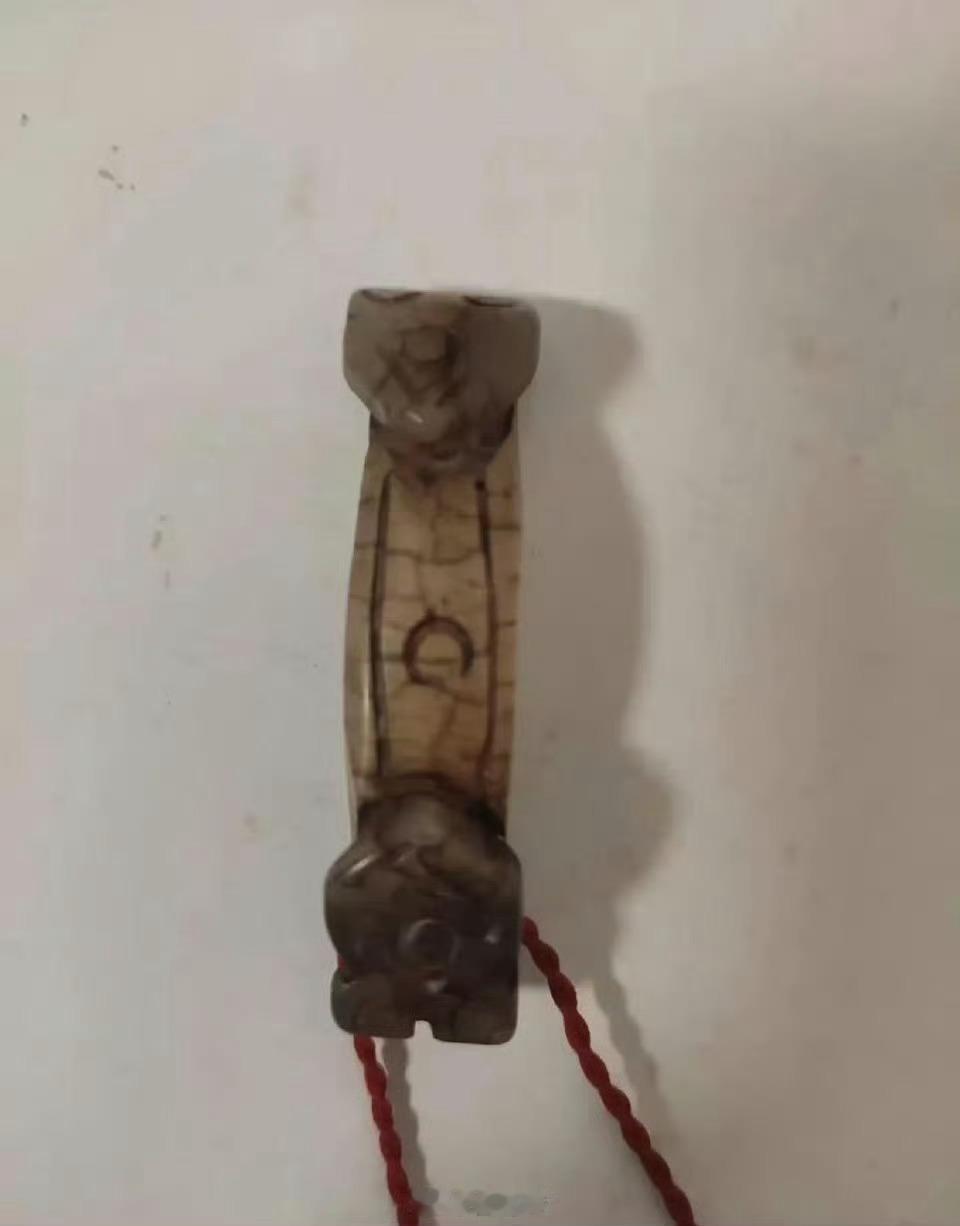 老家祖屋里偶然翻到的，这是啥东西？值钱吗？ 