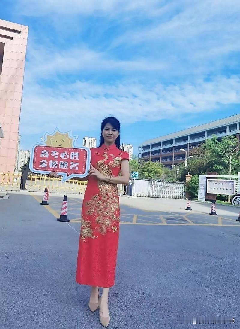 一年一度的高考结束了，这几天路过考场看到很多高中的老师和家长在考场外给孩子加油打